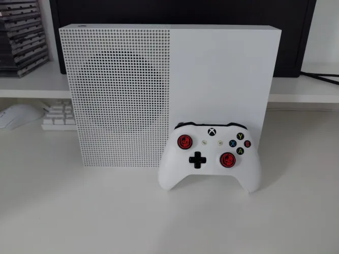 Xbox one s- 1 TB(com caixa e todos os fios)
