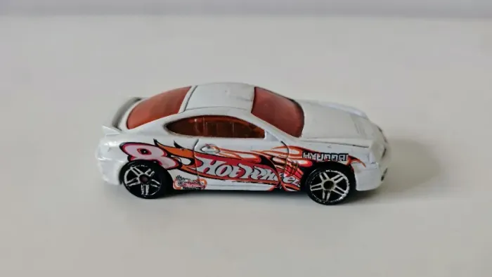 Hot Wheels Hyundai Tiburon Branco Track Aces Miniatura Loose/Sem Blister