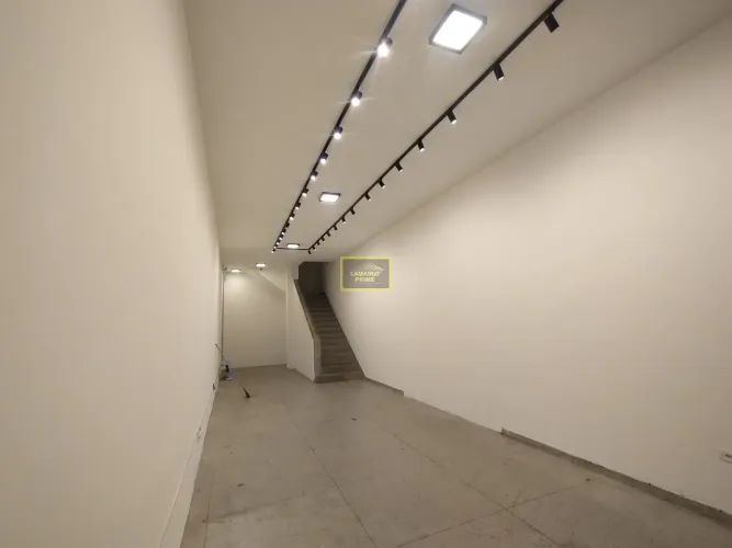 Loja comercial com 205 metros, em 3 pavimentos, para locação no Brás
