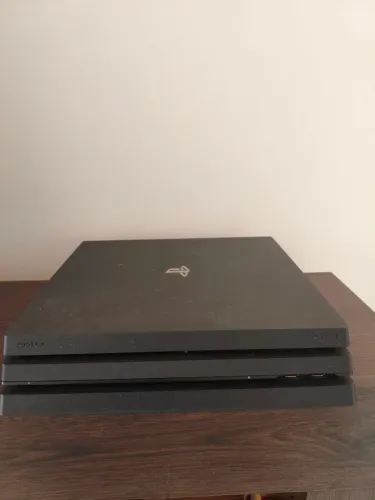 Vendo Ps4 pro com 5 jogos