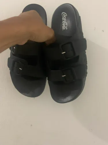 Vende-se sandália fivela dupla coca cola número 40