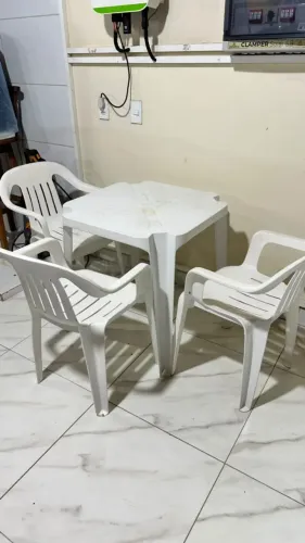 Mesa quadrada com 3 cadeiras de Plástico