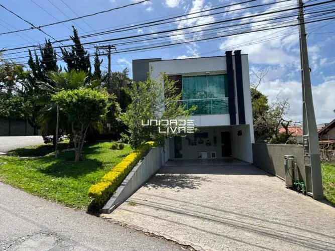 Casa à Venda no Aruã  3 Suítes, Piscina e Ampla Área Externa