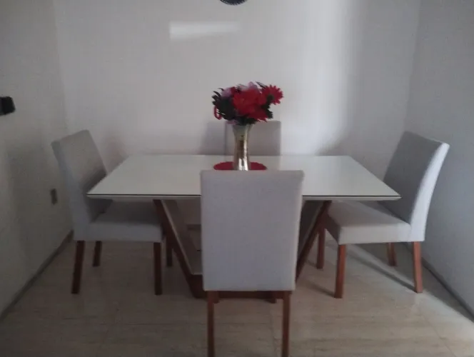 Vendo conjunto de mesa com 4 cadeiras!! Muito bonita!!