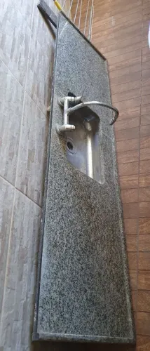 Pedra de granito + Cuba inox + torneira inox