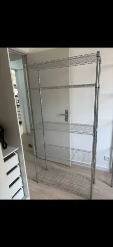 Estante inox cromada. Altura 1,80cm. Prateleiras: comprimento 1,90cm. Largura 0,34cm.