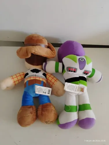 Bonecos em pelúcia Toy Story.