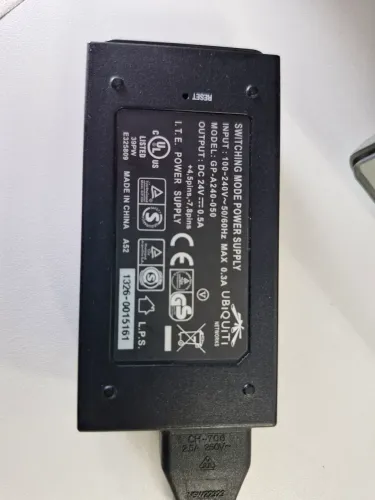 Fonte de alimentação PoE ubiquiti model GP-A240-050.