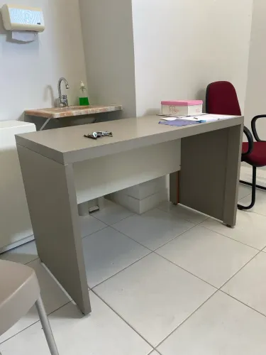 4 Mesas de Escritório/Atendimento em MDF - Ótimo Estado