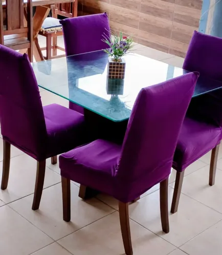 Vendo mesa com quatro cadeiras em madeira e vidro