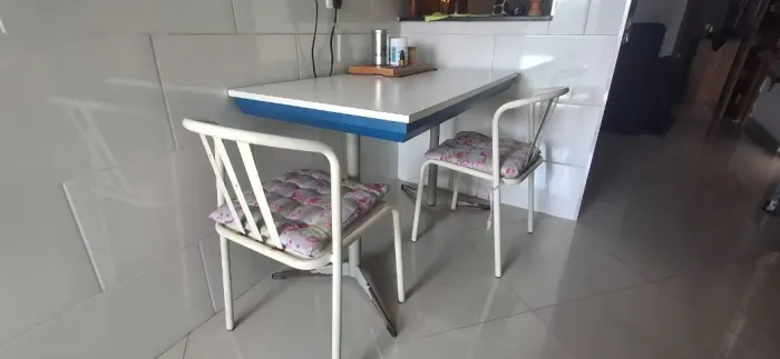 Mesa para copa/ cozinha com duas cadeiras