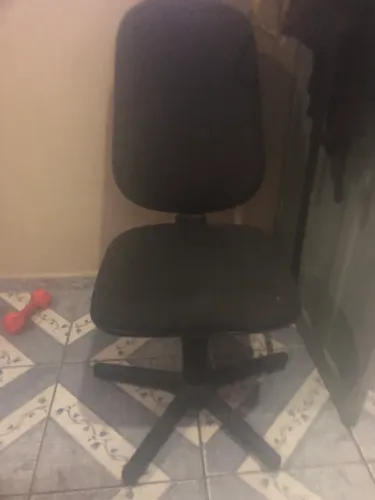 Uma cadeira de escritório