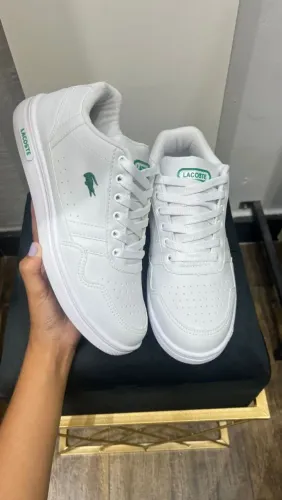 Tenis lasco