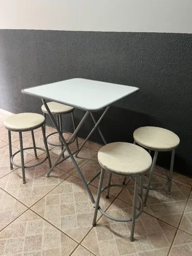 Mesa dobrável e 04 banquetas