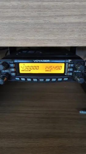 Rádio Voyager VR-900 quadrinand igual ao FT-8800