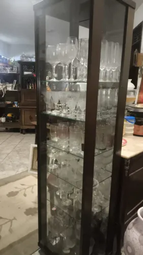 Cristaleira Torre / Vitrine com Fundo Espelhado e Prateleiras de Vidro
