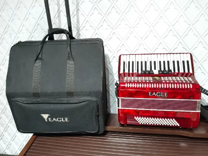 Acordeon Sanfona Eagle 80 Baixos Eg 0780 - Vermelha Com Case 
