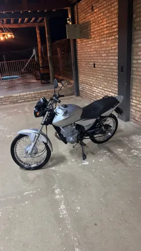 Vendo ou troco por carro dependendo do carro tenho volta! MOTO É ZERA!