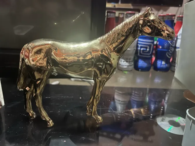 escultura de cavalo em tom dourado