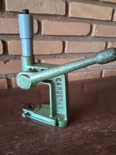 Balancim Cadenas para pregar e encapar botões, ilhós, botões de pressão, etc