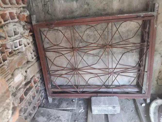 Duas Grade de ferro 0,60x0 80 c/porta vidro em perfeitas condições.