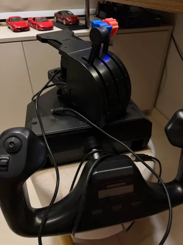 Kit Simulador de Voo Saitek - Yoke + Manetes + Suporte de Mesa