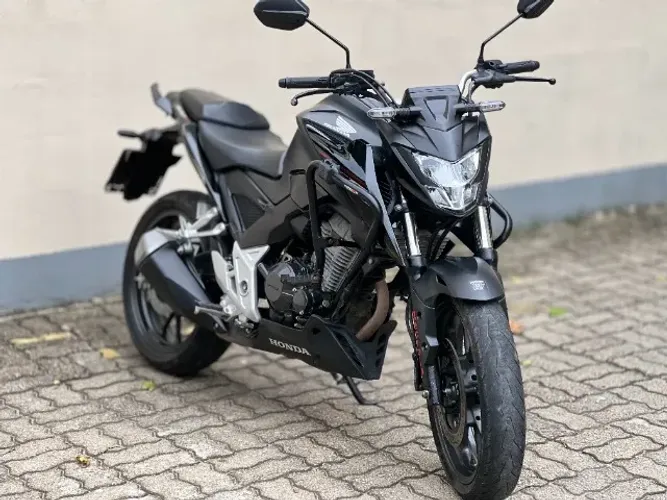 CB300F ent + parcela R$ 559 mensais