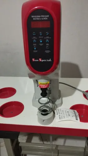 Máquina de pregar botão e ilhós.