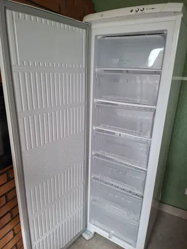 Freezer Vertical Electrolux Cycle Defrost 203L Uma Porta (FE26)<br><br>Compartilhar<br>FE26