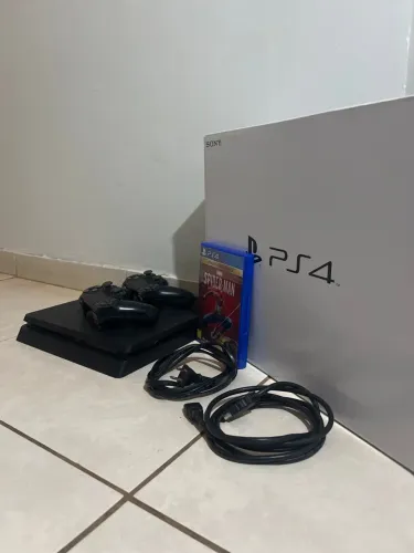 Vendo PS4 SLIM 1TB COM 2 CONTROLES E COM JOGO (CD) JUNTO