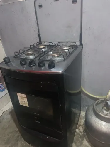 Vende-se fogão, estou vendendo pós comprei um novo, funciona tudo forno as bocas também
