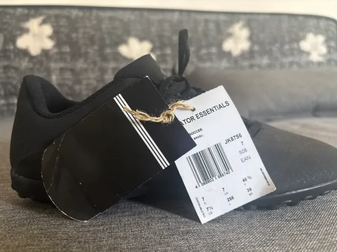 Chuteira adidas Predator Essentials Society