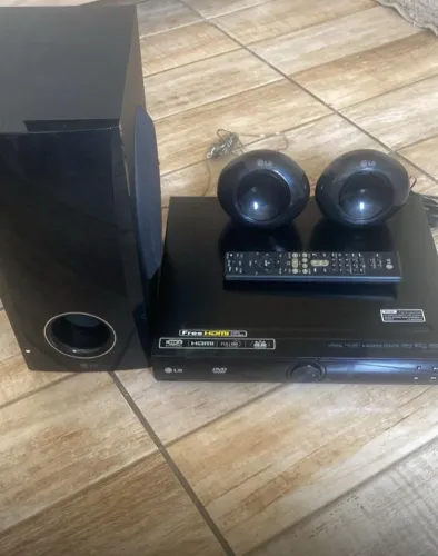 Home Theater LG com DVD, subwoofer, 2 caixas e controle - R$ 200,00