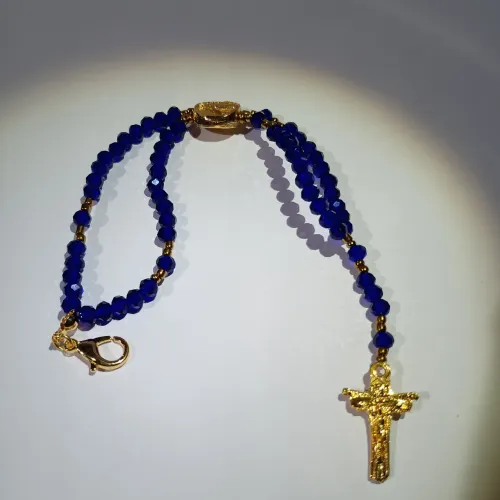 Pulseira Terço com detalhes azuis os crucifixo Dourado folhado a ouro