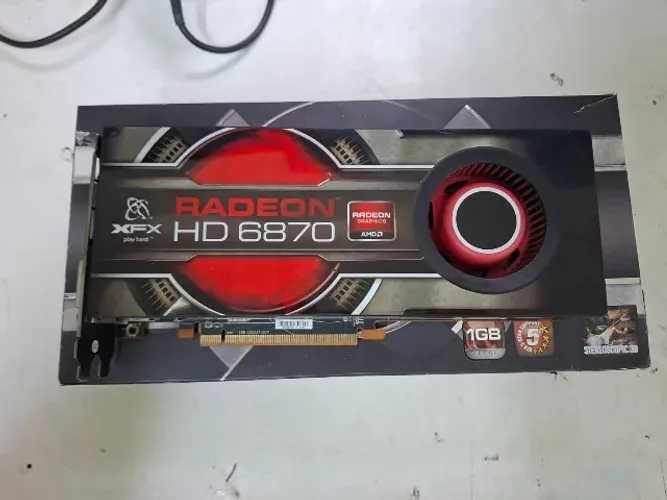 Placa de vídeo XFX Radeon 6870 com caixa