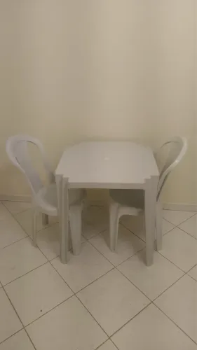 Mesa de plástico com duas cadeiras de plástico