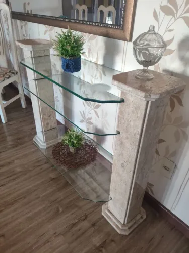 Mesa com 4 cadeiras e um aparador