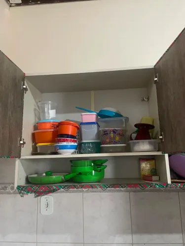 Armarinho para cozinha com portas.