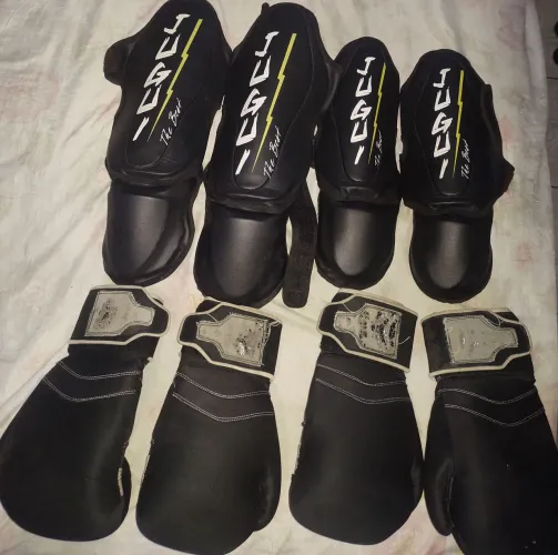 2 pares de caneleiras e 2 pares de Luvas de Muay Thai