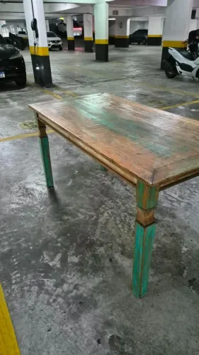 Mesa de madeira de demolição