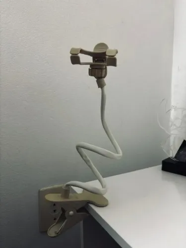 Suporte articulado para celular