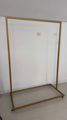 Arara dourada com rodinha 