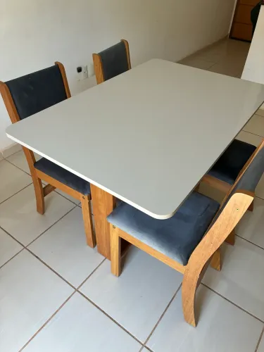 Mesa de jantar + 4 cadeiras