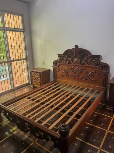 Cama Queen + 2 mesas de cabeceira em Madeira Entalhada