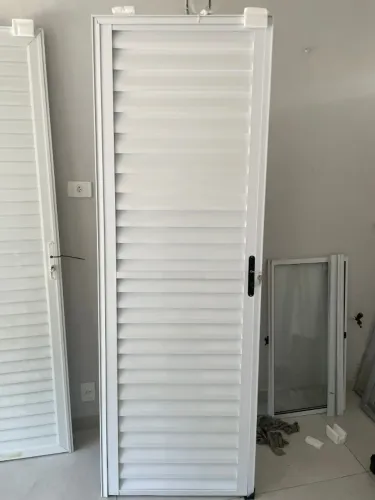 Porta de Giro em Alumínio Branco SLIM Esquerda Veneziana med. 2,10 x 0,70 Nova