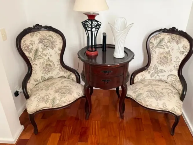 Poltronas vitorianas lindas e impecáveis. 
