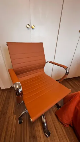 Cadeira Office Eames Esteirinha Caramelo