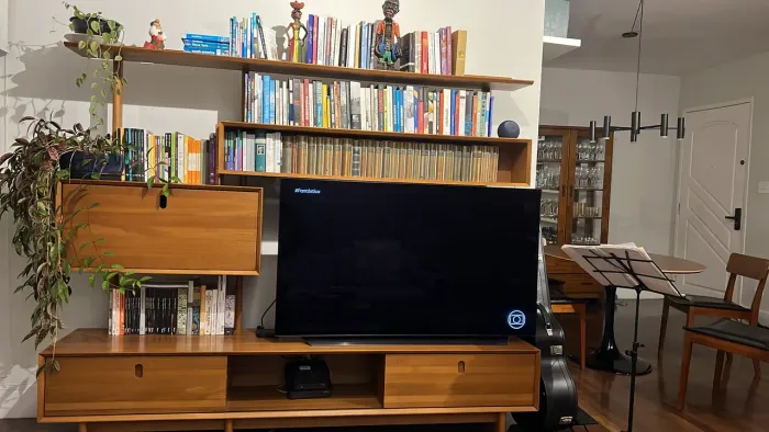 ESTANTE PARA TV DE ATÉ 55 POLEGADAS COM 3 PORTAS 2,36 M X 2,03 M PILOTIS - Tok & Stock