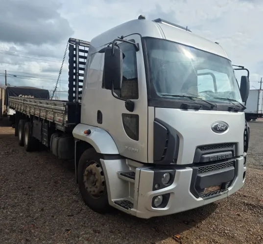 Ford Cargo 2428 ano 2011/2012 prata