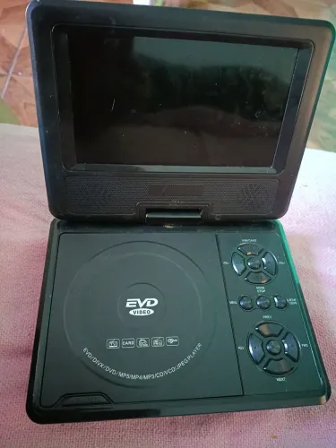 Dvd portátil retrô,com a tampa de cima quebrada ,não sei se está funcionando